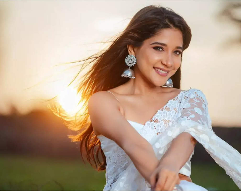
Sakshi Agarwal inspires people to workout from home!
