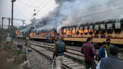 Bihar: RPF personnel fire tear gas shells as railway job aspirants resort to violence in Gaya