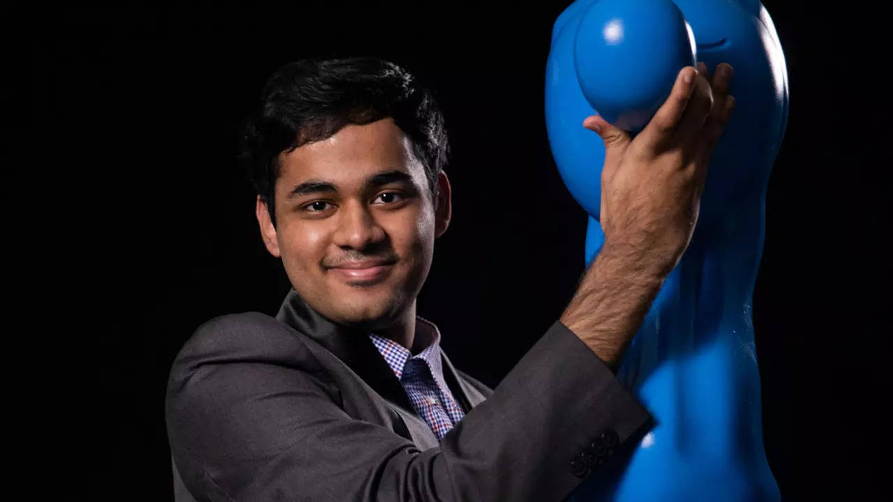 Kolkata, India. 06th Sep, 2023. Indian chess player Vidit Gujrathi seen  playing against Indian chess player Arjun Erigaisi at the TATA Steel Chess  India competition 2023 in Bhasa Bhavan. (Photo by Dipayan