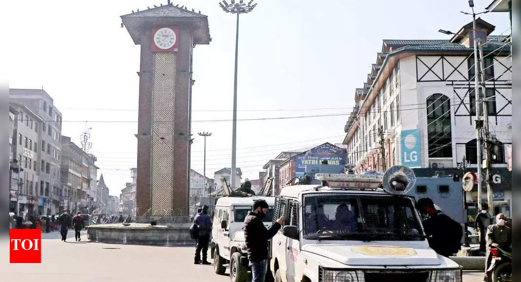 Ultras kill head constable near his home in Kashmir