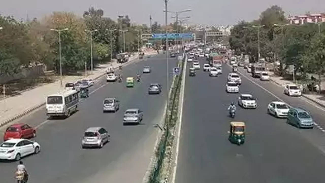 Delhi Traffic Police - TRAFFIC ADVISORY Traffic diversion for replacement  of damaged expansion joints of Nehru Place Flyover on Outer Ring Road.  Public Works Department of G.N.C.T, Delhi will be carrying out