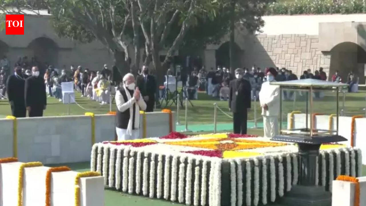 PM Modi pays floral tribute to Mahatma Gandhi at Rajghat on his death ...