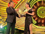 Tejasswi Prakash wins Bigg Boss 15, pictures of the actress lifting trophy go viral