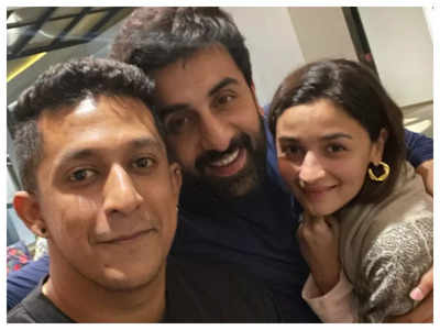 This UNSEEN picture of Ranbir Kapoor holding ladylove Alia Bhatt close as they pose with their private chef is simply unmissable!
