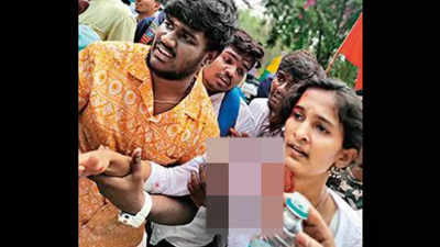 Cops lathicharge 2 groups of protesting students trading words on Bangalore University campus