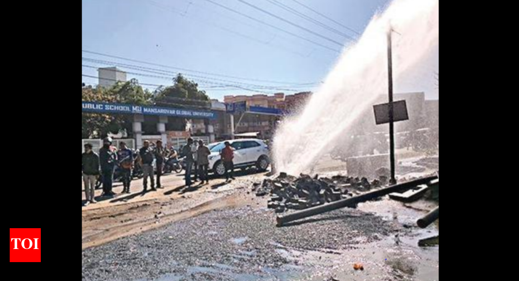 Kolar Jcb Hits Pipeline In Kolar, Supply To Be Hit In Nearby Areas