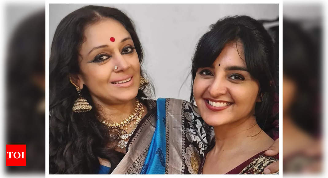 Shobana and Manju Warrier pose together for a picture | Malayalam Movie ...