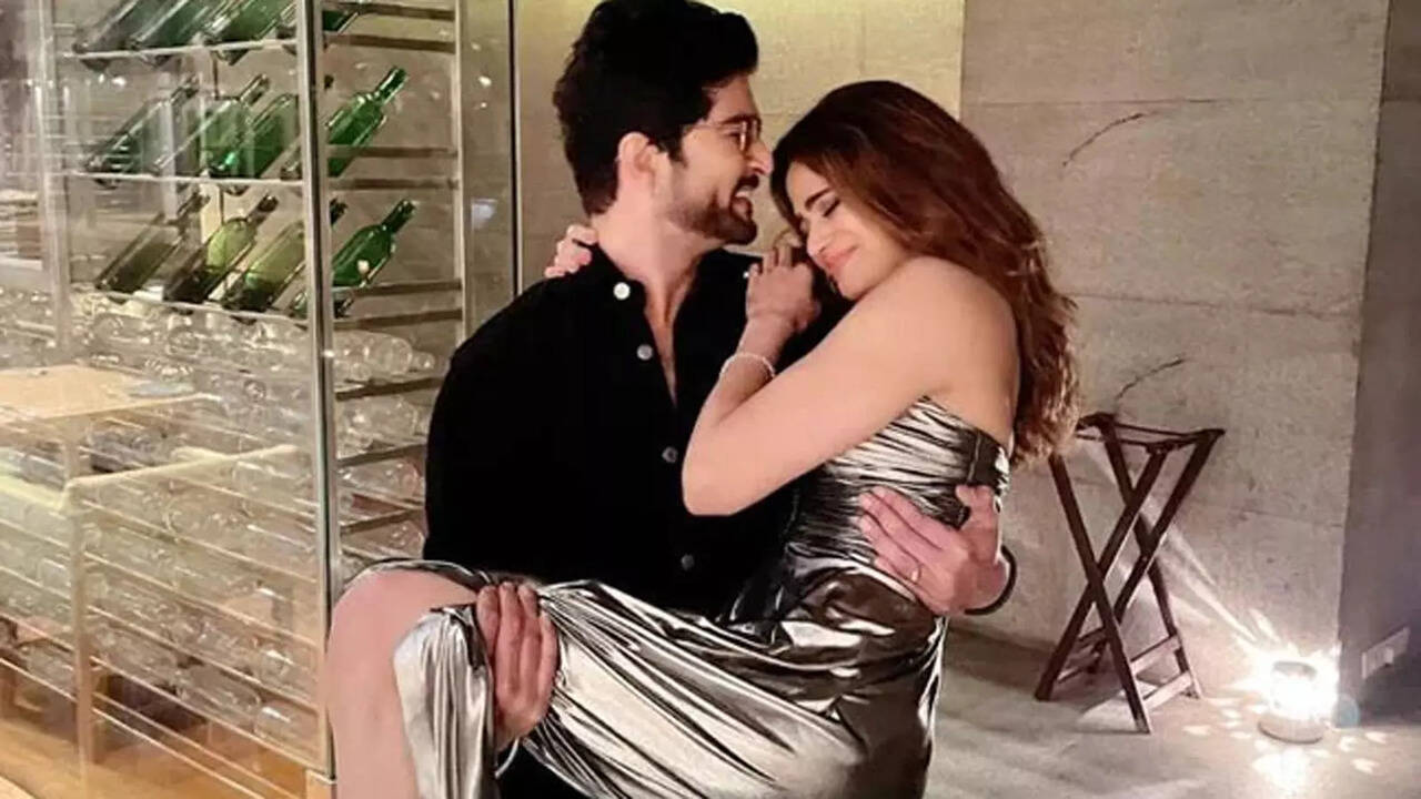 Couple alert! Raqesh Bapat carries birthday girl Shamita Shetty in his  arms, actress blushes