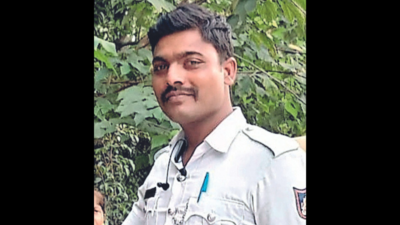 Bengaluru: Traffic cop turns mechanic to change ambulance tyre