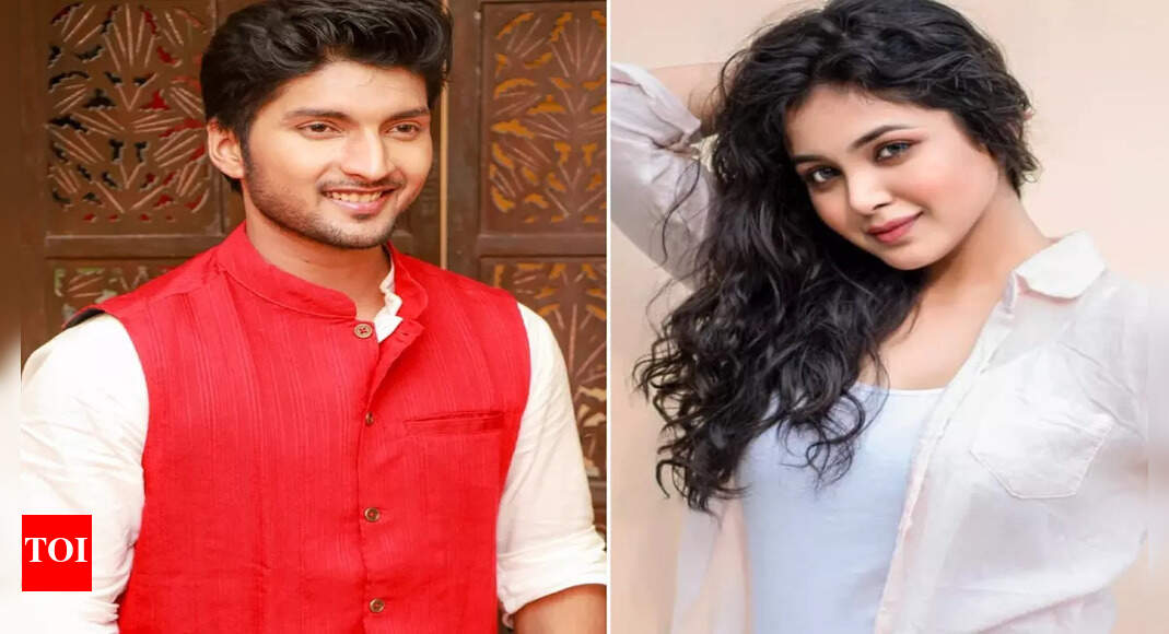 Ayollar kokraklarini silkitadilar