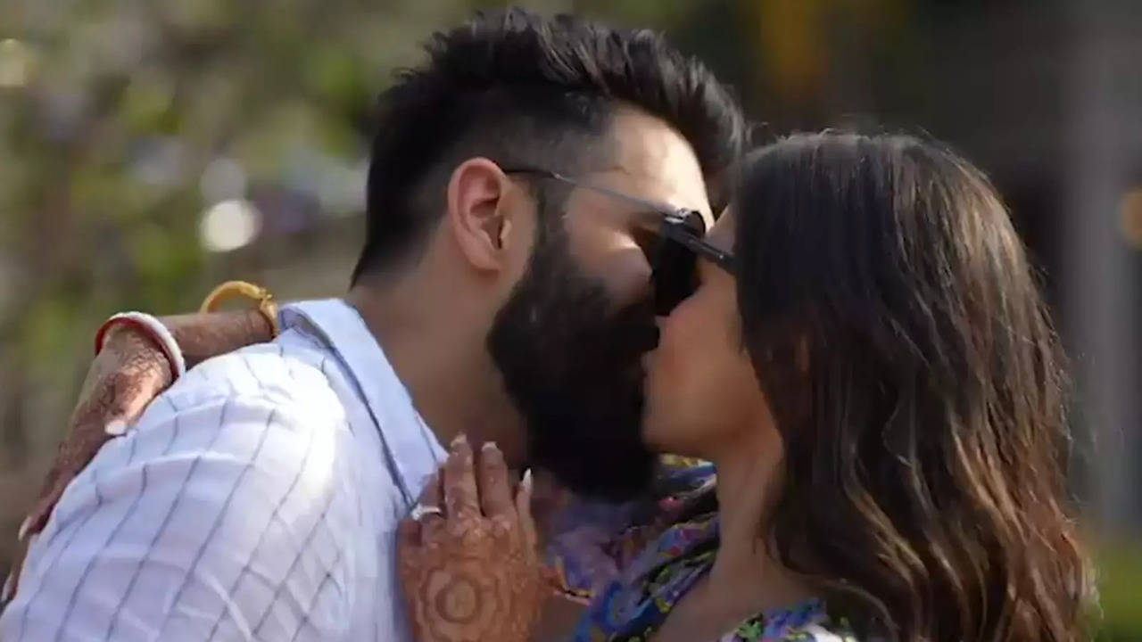 Mouni Roy liplocks with hubby Suraj Nambiar at the post wedding pool party,  video goes viral | Hindi Movie News - Bollywood - Times of India