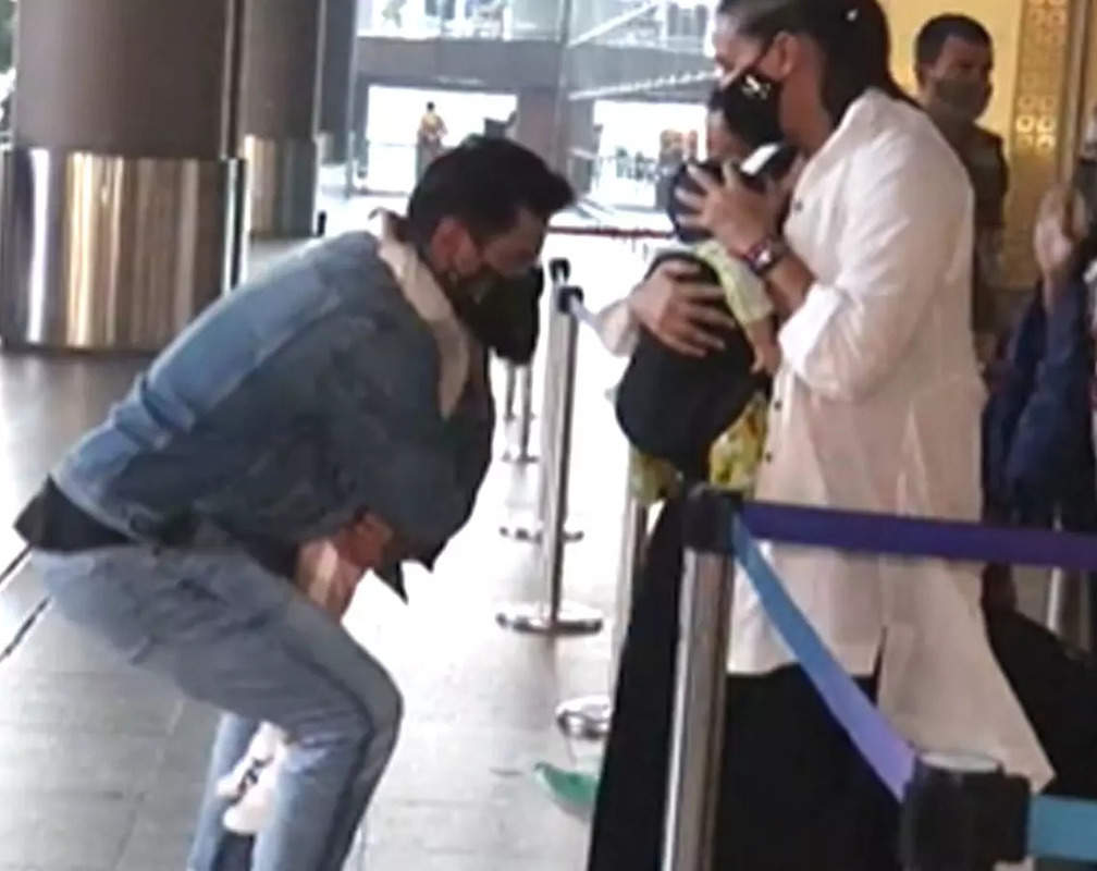 
Too Cute! Mehr runs into father Angad Bedi's arms at the airport
