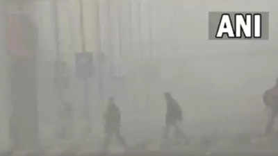 Dense fog engulfs Delhi, reduces visibility