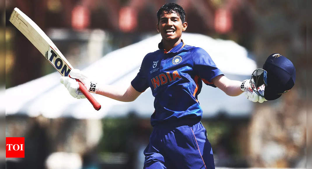 Indian cricket players wear jersey with their mother's name at 5th ODI