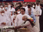 Lata Mangeshkar's funeral: Shah Rukh Khan, Asha Bhosle, PM Modi & others pay last respect at Shivaji Park