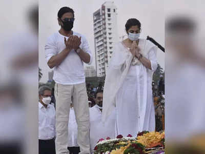Here's how netizens are reacting to SRK raising his hands in dua at Lata Mangeshkar's funeral