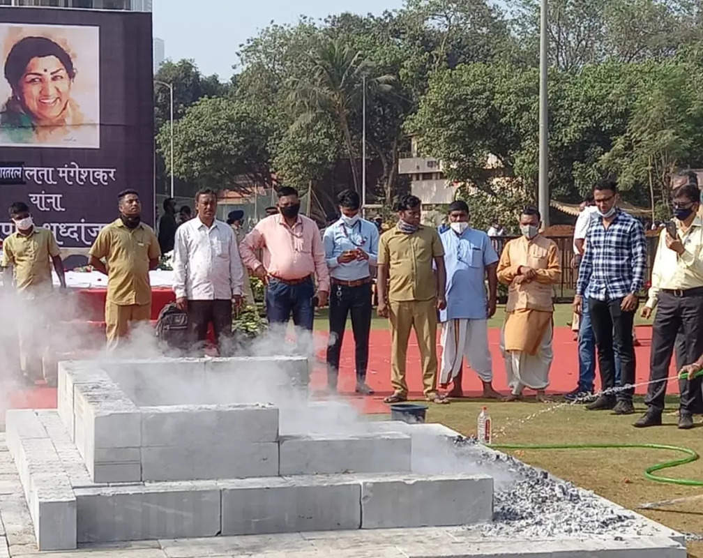 
Lata Mangeshkar's ashes collected from Shivaji Park
