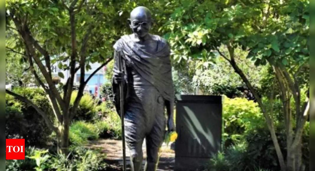 mahatma gandhi: Indian Amerika mengutuk vandalisme patung Gandhi di New York