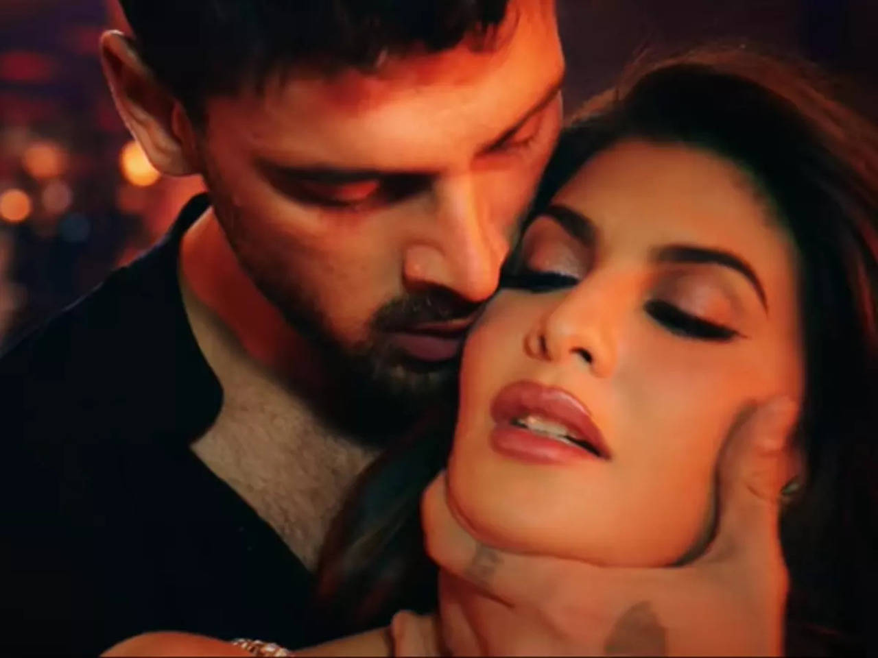 Michele Morrone and Jacqueline Fernandez set the screen ablaze with their chemistry in Mud Mud Ke teaser - WATCH Hindi Movie News pic