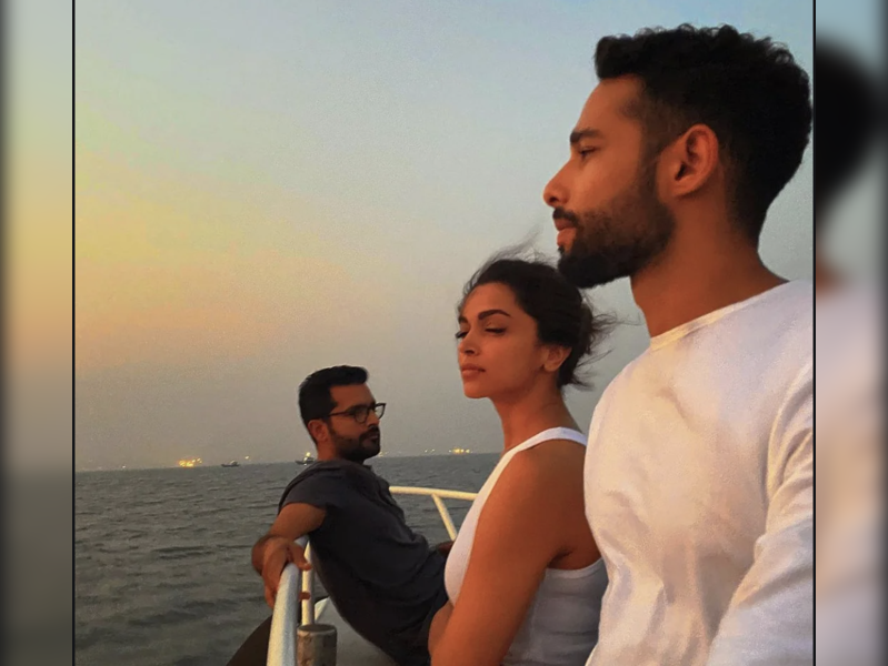 Shakun Batra on shooting intimate scenes in 'Gehraiyaan'; says 'I am not  playing it for shock value' | Hindi Movie News - Times of India