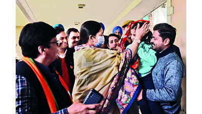 Mahie, Smriti bring in star value to BJP’s campaign in city