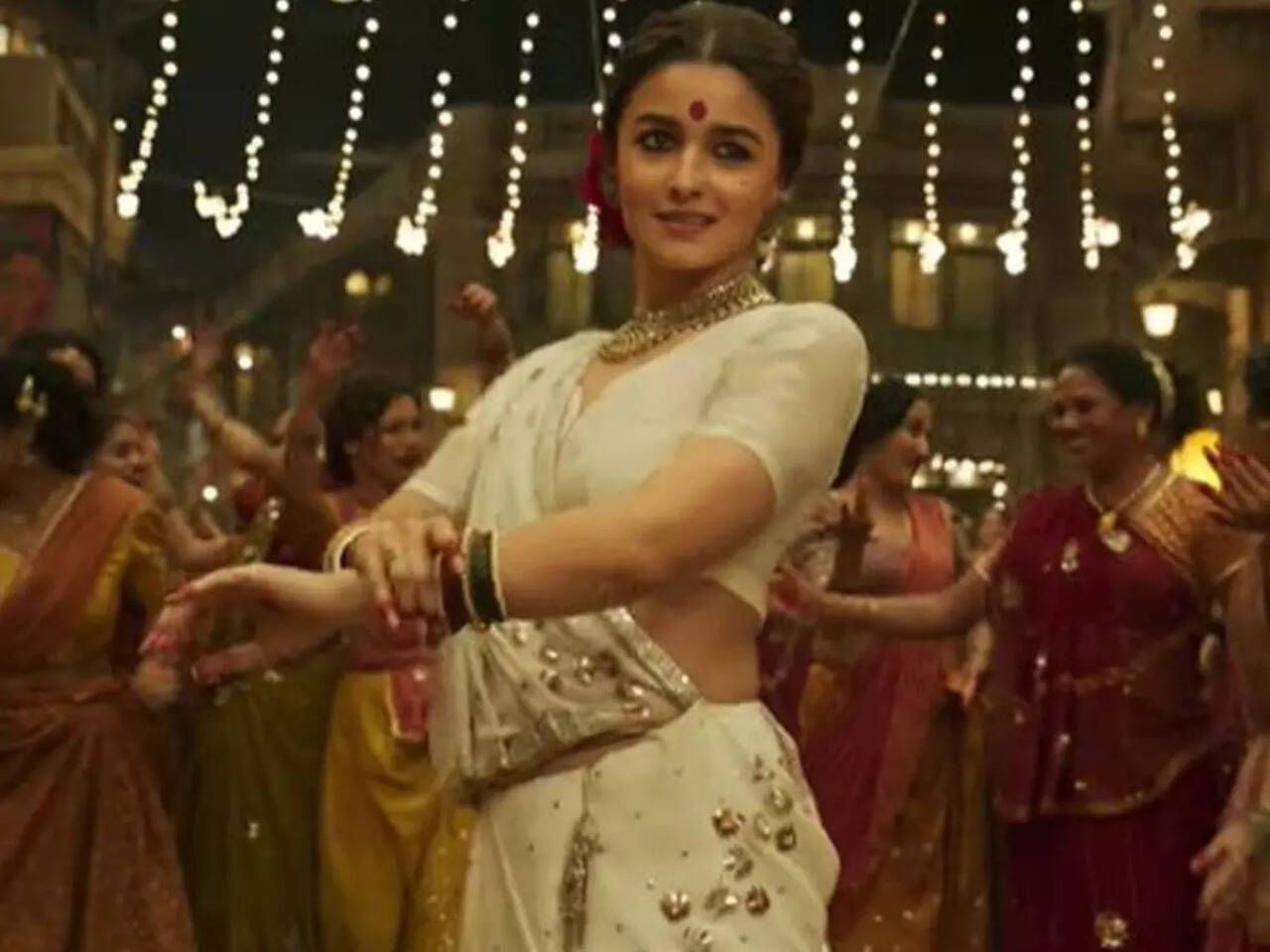Gangubai Kathiawadi Song: Dholida: Alia Bhatt unveils Garba track from  'Gangubai Kathiawadi'; says dancing to Sanjay Leela Bhansali's composition  is 'an absolute dream come true' | - Times of India