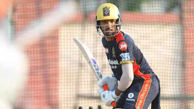Virat Kohli, AB de Villiers to auction signed RCB jerseys, bats to
