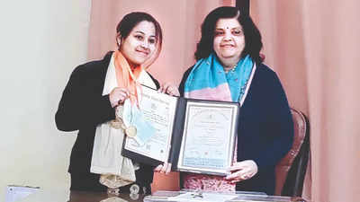 Muslim girl gets 5 golds for best Sanskrit student at Lucknow University