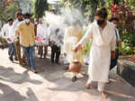 Pictures of Raveena Tandon breaking gender stereotypes by performing the last rites of her father go viral!