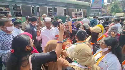 Thane: Clash between Muslim women and Congress workers during protest over hijab row