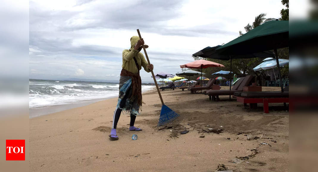Gelombang tinggi membunuh 10 orang selama ritual pantai di Indonesia