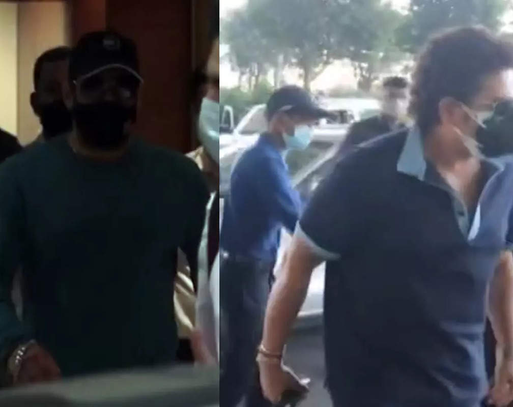 
Salman Khan, Sachin Tendulkar get spotted at airport
