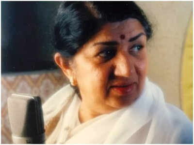 After Nashik, Lata Mangeshkar's remaining ashes immersed in Mumbai's waters by the Gateway Of India - Exclusive!