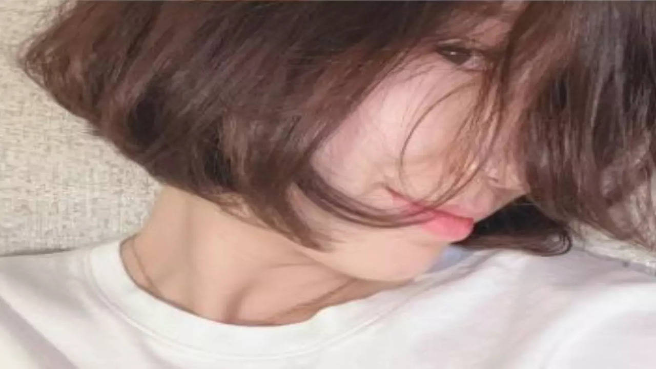 Park Shin Hye flaunts her fresh haircut ahead of welcoming first