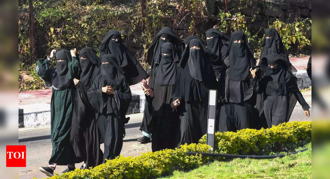 Burqa-clad girl asked to remove Hijab, boycotts exam in Karnataka – Rashtra News : Education News - Vimarsana News