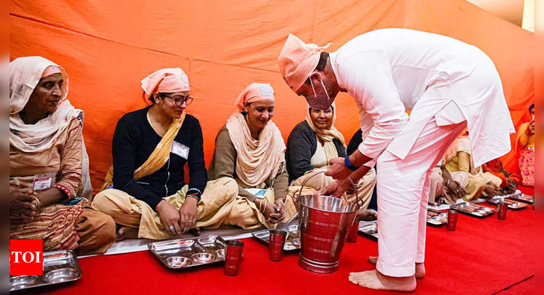 priyanka:   UP: Rahul, Priyanka serve ‘langar’ at Ravidas Temple in Varanasi | India News – Times of India