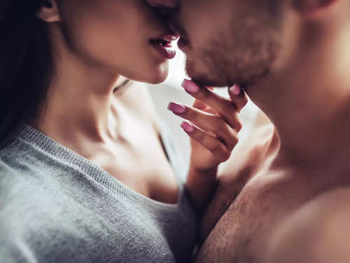 How to give the most SENSUAL kiss to your partner | The Times of India