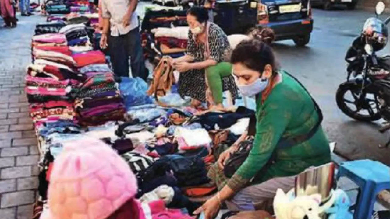 DelhiWinters: Trendy woollens fly off the shelves across NCR street markets  | Delhi News - Times of India