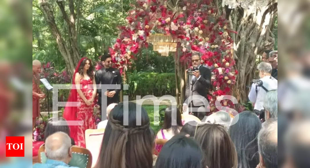 Farhan Akhtar and Shibani Dandekar are married! See first pictures of the newlyweds – Times of India