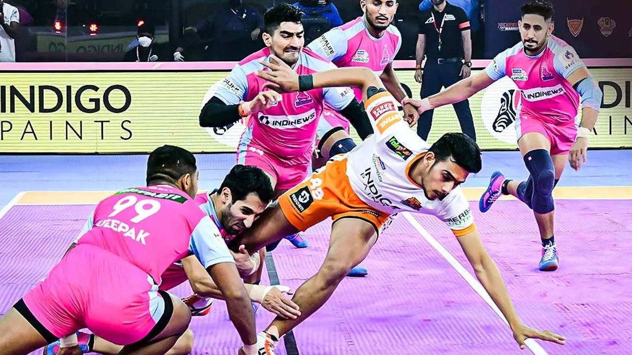 The players of Jaipur Pink Panthers and Puneri Paltan kabaddi team in  News Photo - Getty Images