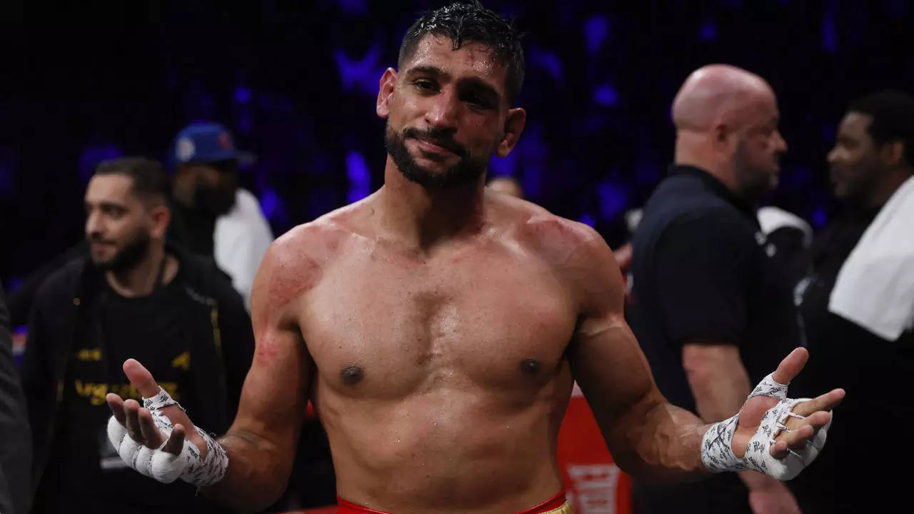 Amir Khan considering retirement after crushing defeat against Kell Brook Boxing News