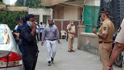 Mumbai: BMC team inspects Union minister Narayan Rane's bungalow ...