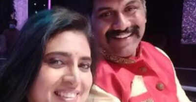 Kasthuri Shankar shares picture with Intinti Gruhalakshmi co-star Harikrishna; says, "Fighting only in reel, Friendship in real"