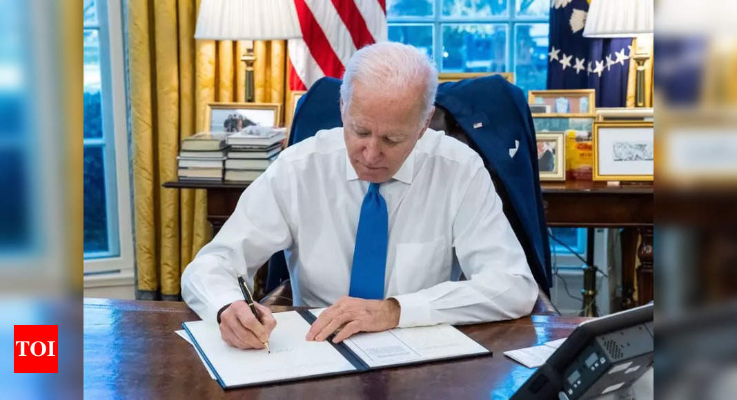 Biden signs order targeting economic activity with Ukraine rebel regions