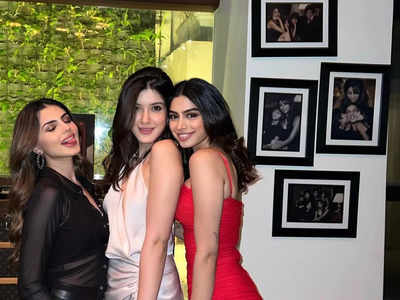 Can you spot Shah Rukh Khan, Gauri, Suhana and Aryan in this stylish photo of Shanaya and Khushi Kapoor?