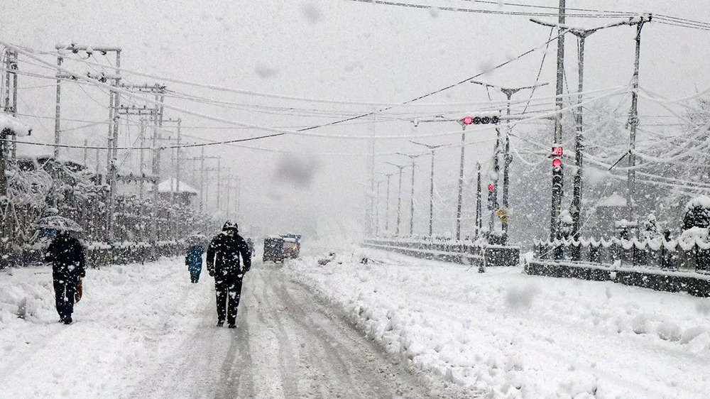 Season's first heavy snowfall disrupts life in Srinagar