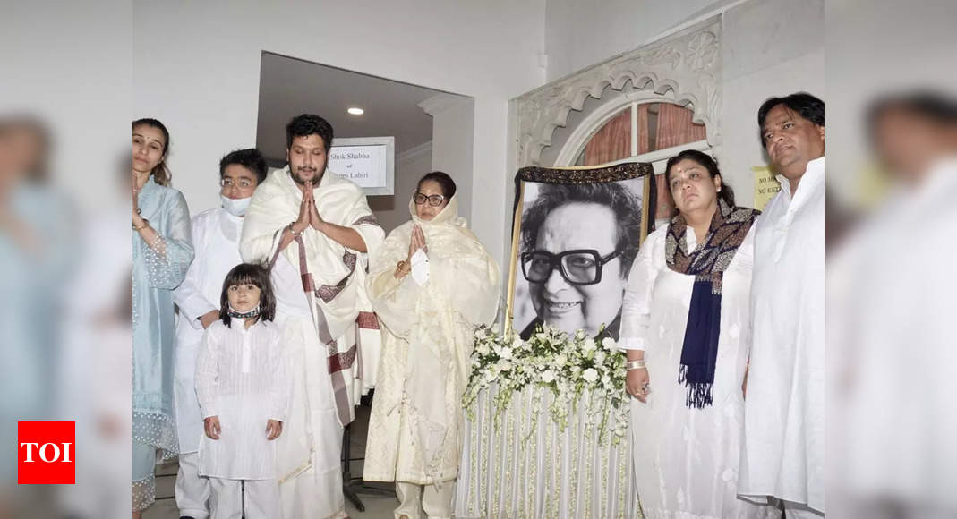 Bappi Lahiri’s prayer meet: Chitrani Lahiri with Bappa and Reema, Shraddha Kapoor, Ila Arun and others remember the Disco King – Times of India ►