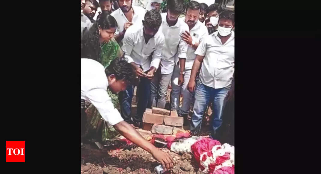 TN: DMK councillor pays tribute to slain husband