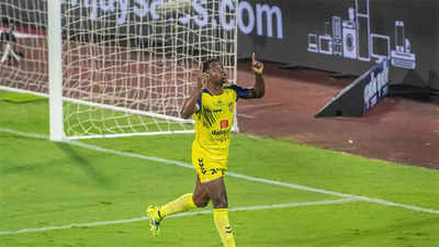 Ogbeche comes back to haunt Kerala Blasters as Hyderabad enter semifinals with 2-1 win
