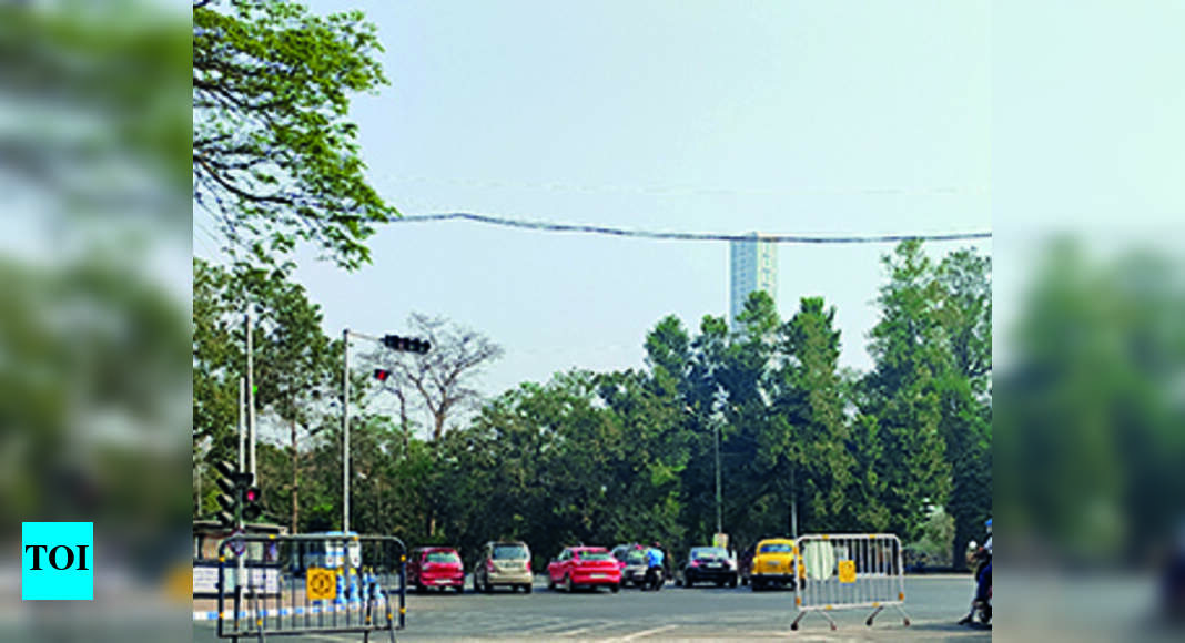 Minor Loses Life As Bike Rams Into Truck | Kolkata News - Times of India